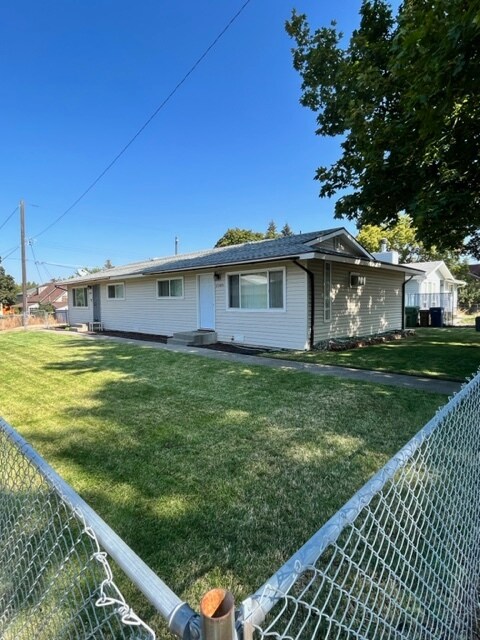 Building Photo - 2305 E Hartson Ave