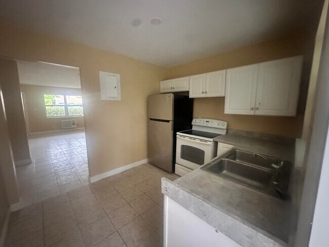 Building Photo - 5644 NW 14th Ct