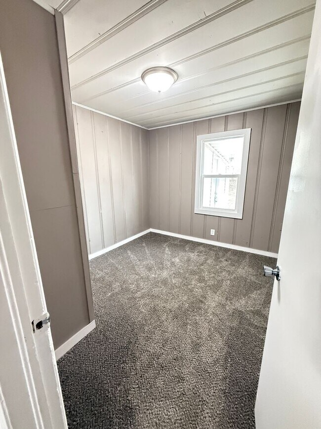 Building Photo - 3 bedroom/1 bath house