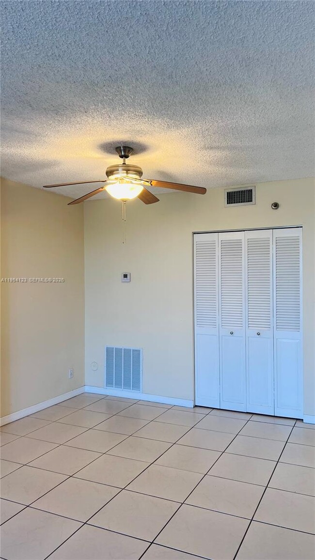 Building Photo - 901 Hillcrest Dr