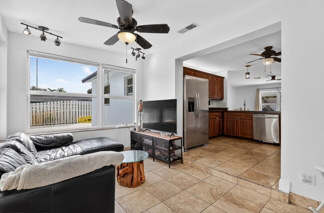 Building Photo - 4540 SW 28th Terrace