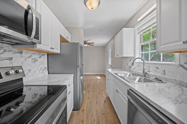 Building Photo - Beautifully Renovated Home!