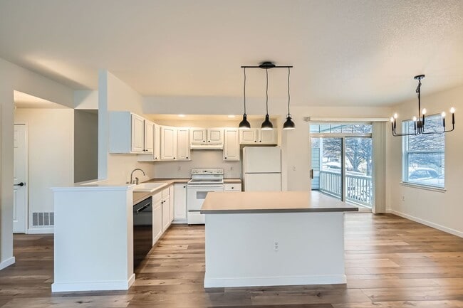 Building Photo - Bright & Cozy 2BD/2BA Townhome in Meadowview neighborhood!