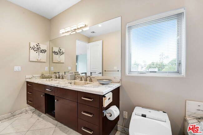 Building Photo - 841 N Crescent Heights Blvd