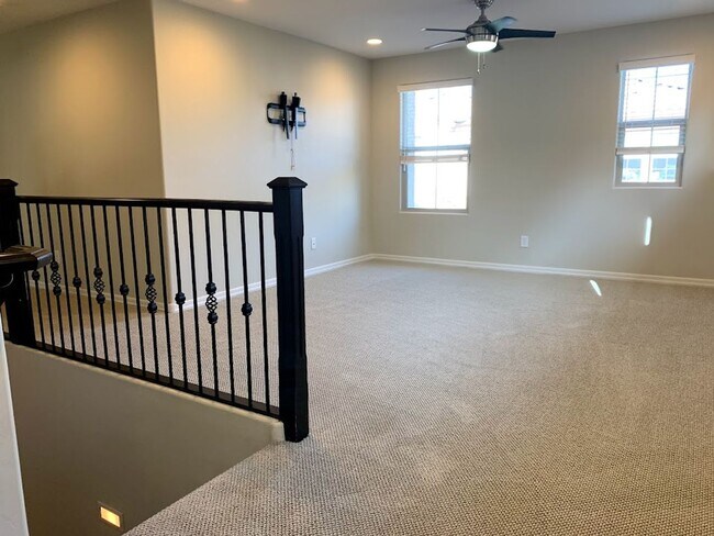 Building Photo - 4 BEDROOM PLUS LOFT, BUILT IN BBQ WITH COMMUNITY POOL