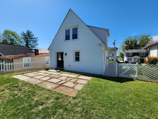 Building Photo - 2 Bedroom || 1 Bathroom House - Newly Reno...