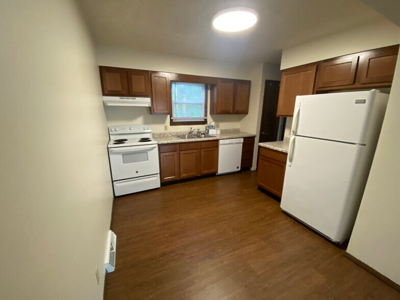 Building Photo - 108 N Elm St