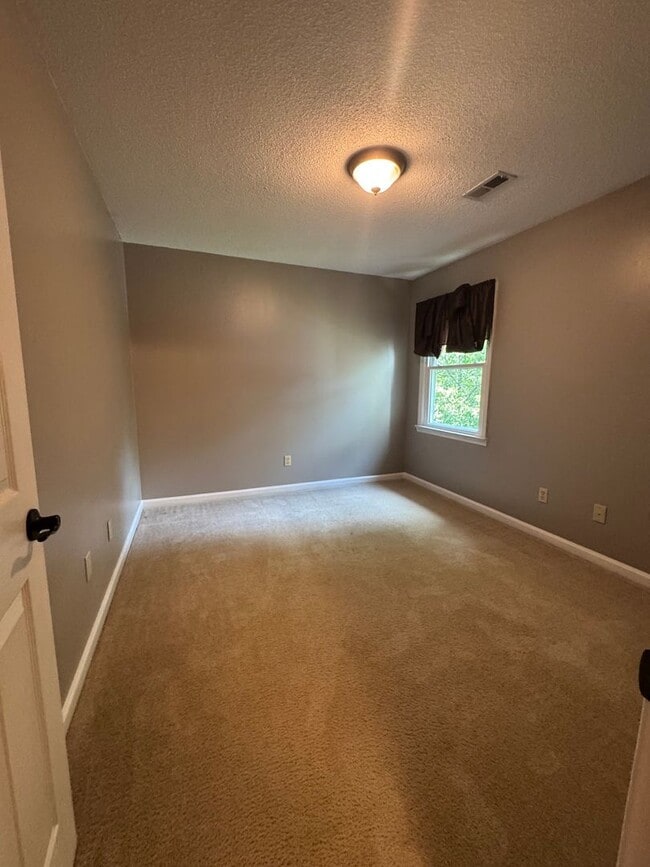 Building Photo - 2000/3 br/2.5 ba/bonus room/office 2,330 sqft