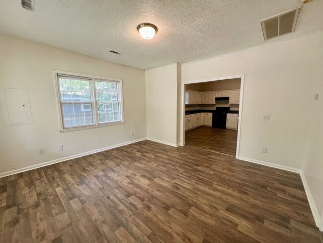 Building Photo - ADORABLE BUNGALOW!