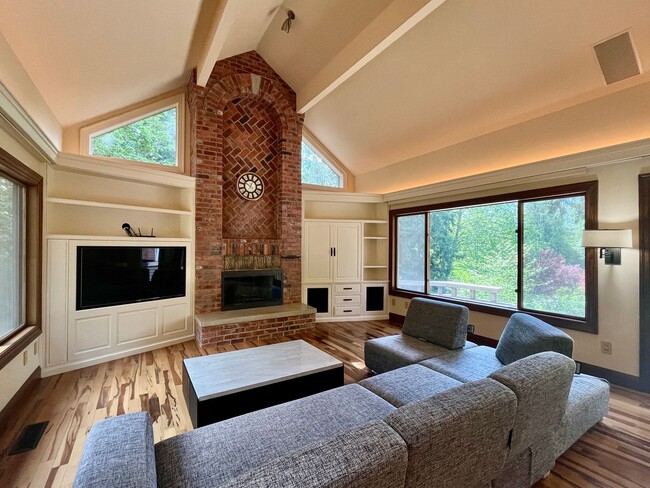 Building Photo - Luxury Estate Retreat in the Heart of Samm...