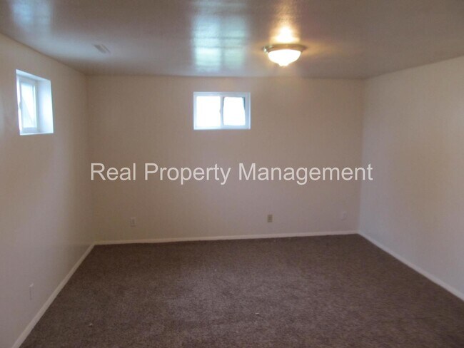 Building Photo - A 4 Bed, 2 Bath House, Available in Novemb...