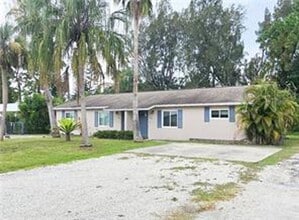 Building Photo - Cute 2/1 duplex - Freshly painted