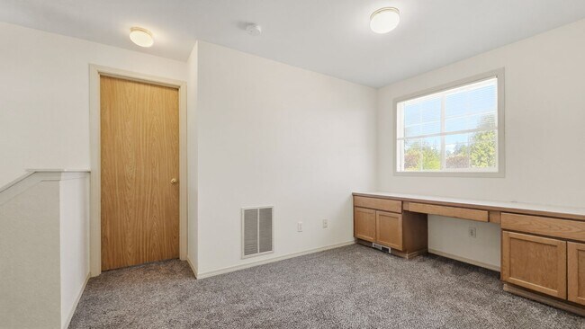 Building Photo - Cozy Lake Stevens Home with Den and Two-Car Garage