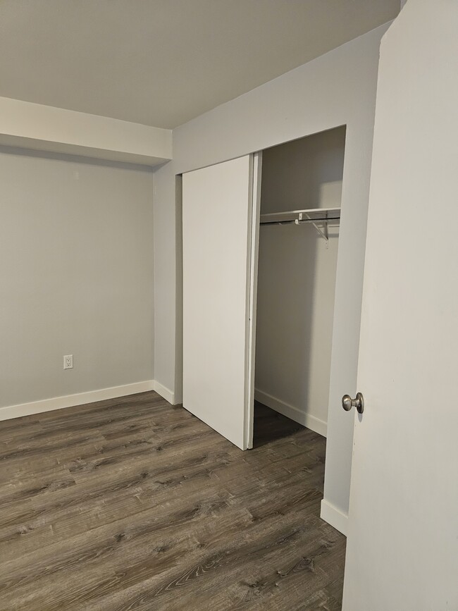 Building Photo - 813 Riverside Dr