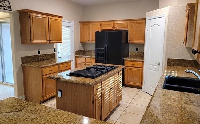 Building Photo - 2121 Tyler Dr