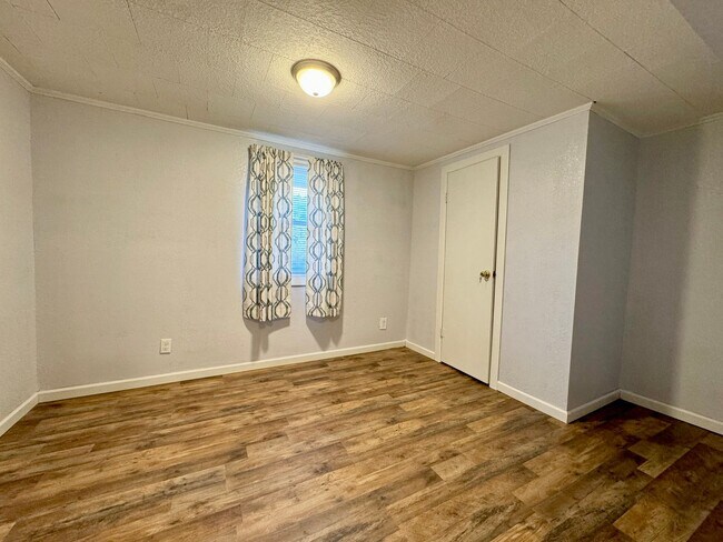 Building Photo - DEPOSIT MOVES YOU IN! Pay No Rent Until Oc...