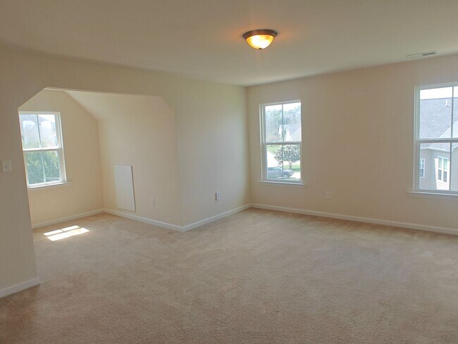 Building Photo - Large 4 bedroom home with recreational roo...