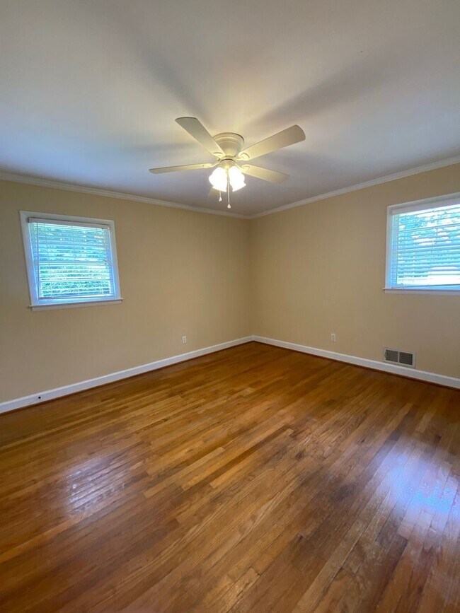 Building Photo - AVAILABLE FEBRUARY 1 2026!