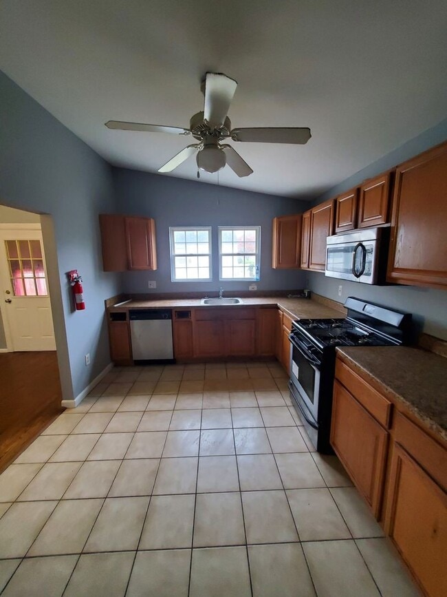 Building Photo - 3 bed 1 bath