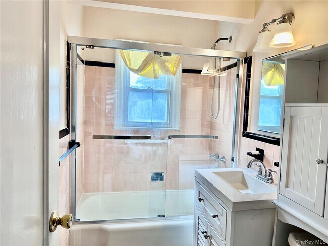 Building Photo - 484 Chelsea Rd