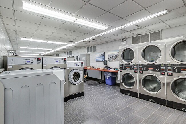 Building Photo - 6033 N Sheridan Rd