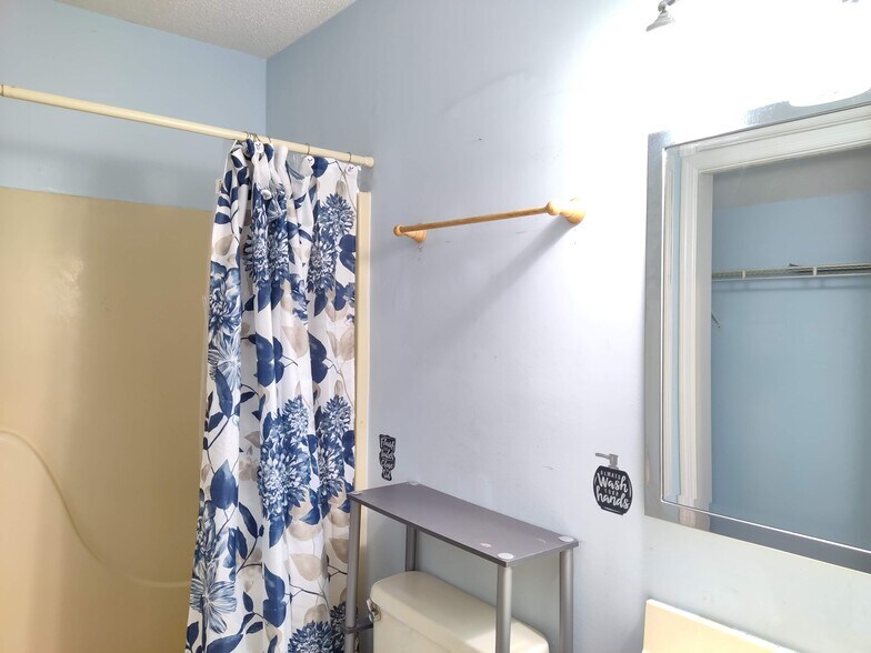 Building Photo - 500 Fairway Village Dr
