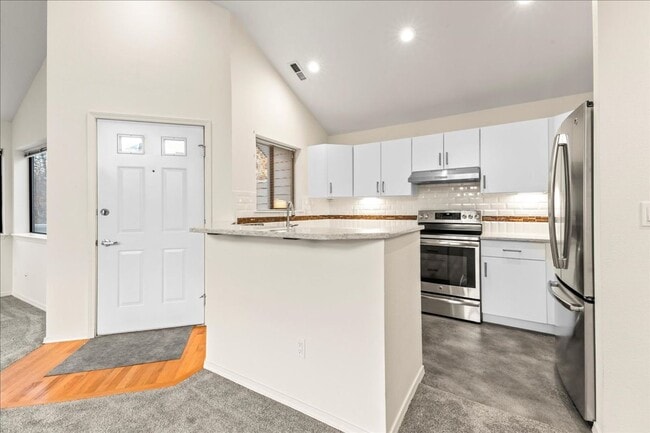 Building Photo - 2-bedroom 2-bathroom condo, located steps from the Boise River Greenbelt