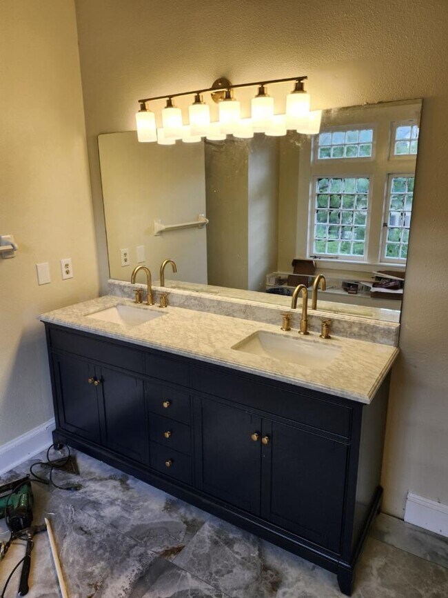 Building Photo - 2415 Saint Charles Ave