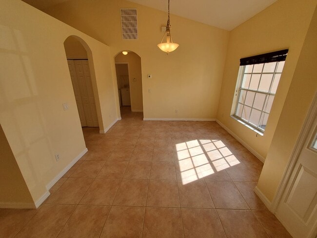 Building Photo - 1049 SW Ingrassina Ave