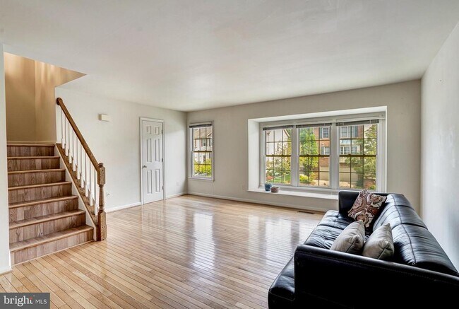 Building Photo - 5518 Sully Lake Dr