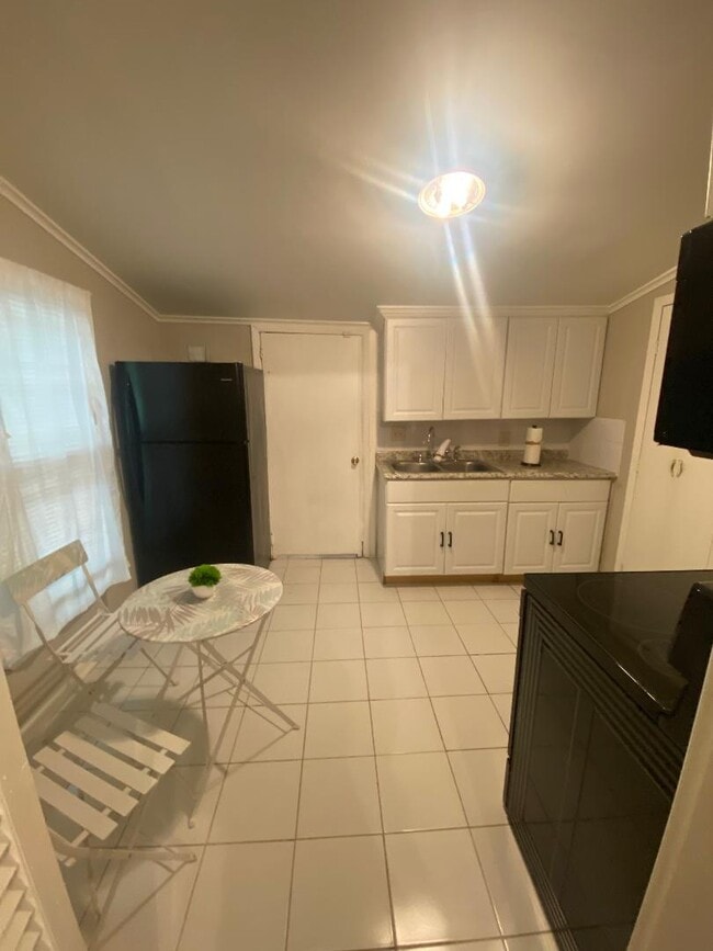 1br kitchen - 1717 Cambridge Ave