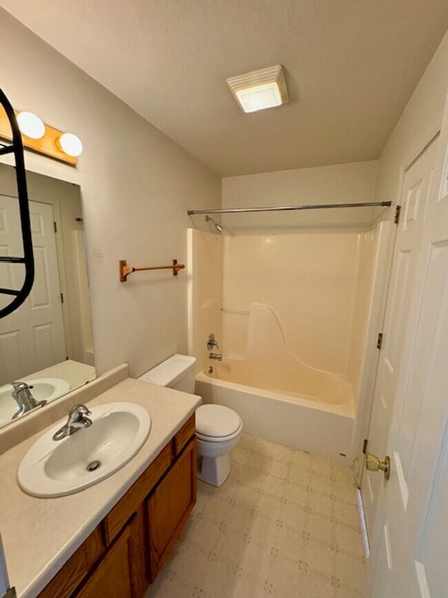 Building Photo - 3 Bedroom, 2 Bathroom 4-Plex