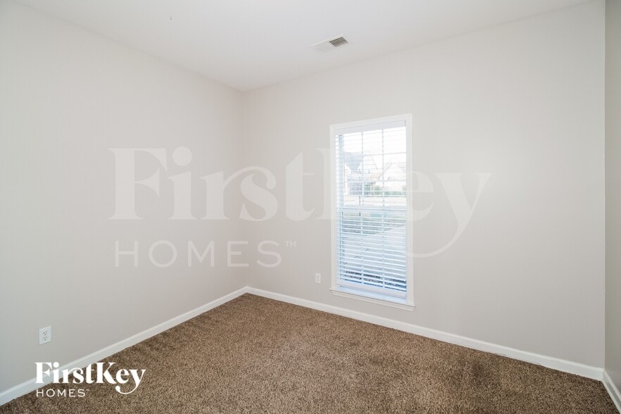 Building Photo - 8595 Shady Elm Dr