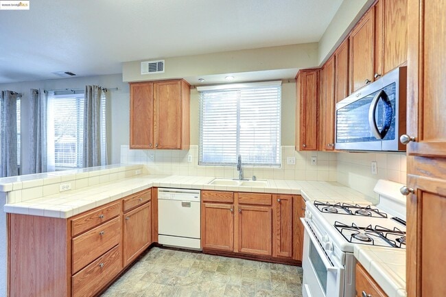 Building Photo - 220 Whispering Oaks Ct