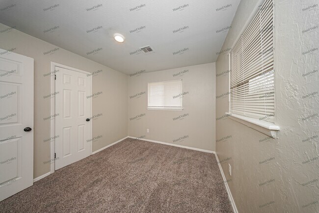 Building Photo - 709 N Dallas Ave