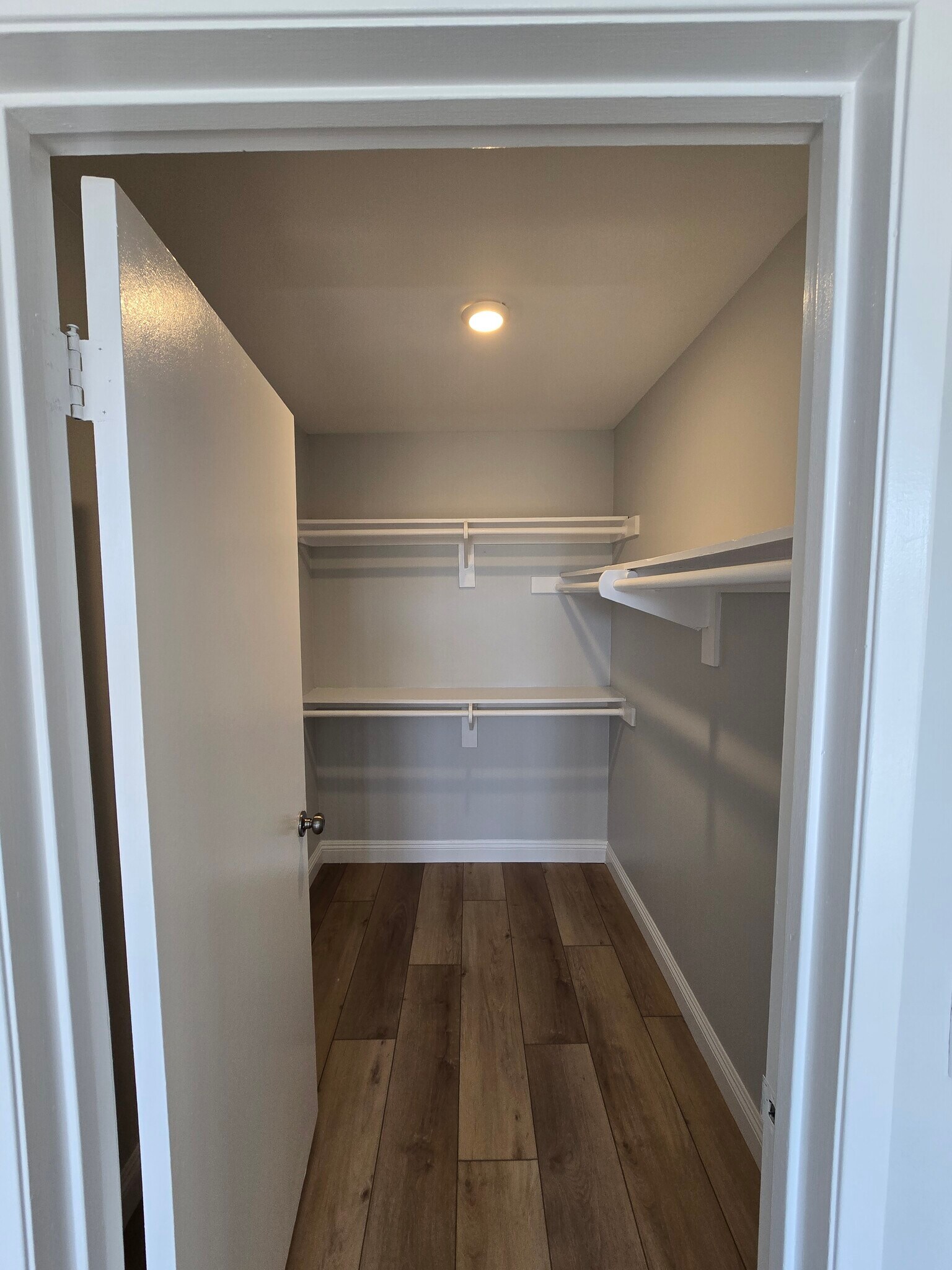 Building Photo - 2107 N Beachwood Dr