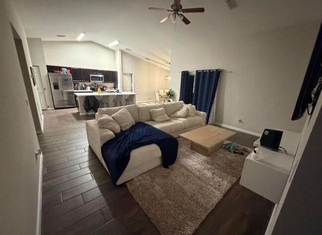 Building Photo - 4 bedroom 2 bath home in Port Saint Lucie