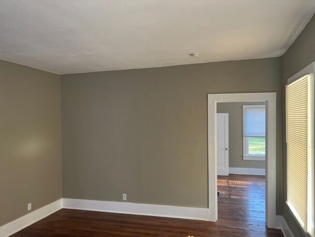 Building Photo - LIMITED TIME MOVE IN SPECIAL!! FIRST MONTH...
