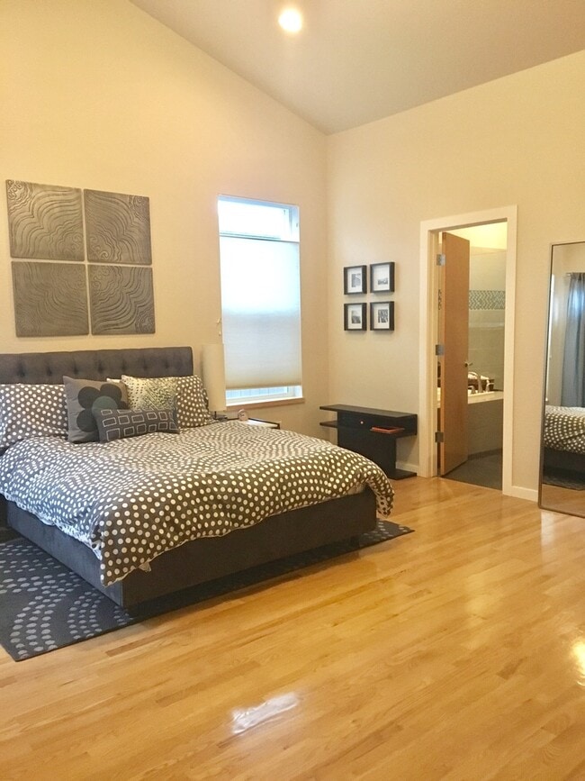 Building Photo - Lovely and Light Open Concept Louisville H...