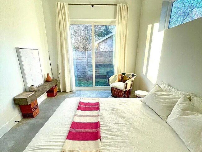 Building Photo - 910 Gullett St