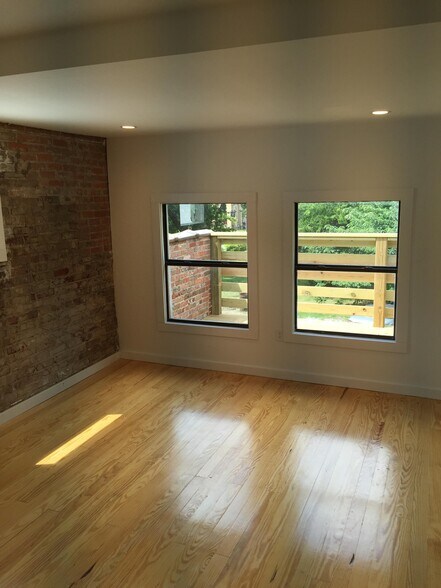 Building Photo - 406 E 9th St