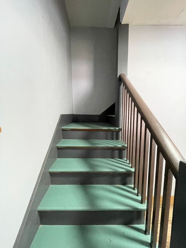 Building Photo - Large 4 bedroom home