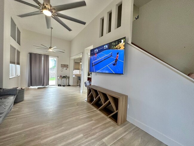 Building Photo - Modern & Custom 3 Bedroom / 2.5 Bathroom H...