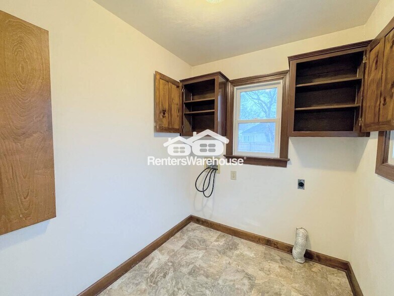 Building Photo - 352 Peace Haven Dr