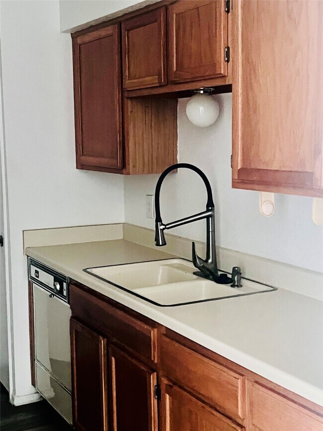 Building Photo - 9797 Leawood Blvd