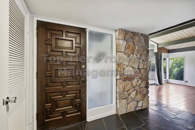 Building Photo - Beautiful 3 bedroom, 2 bath, 2,039 sqft hi...