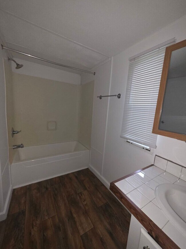 Building Photo - Ready to Move in