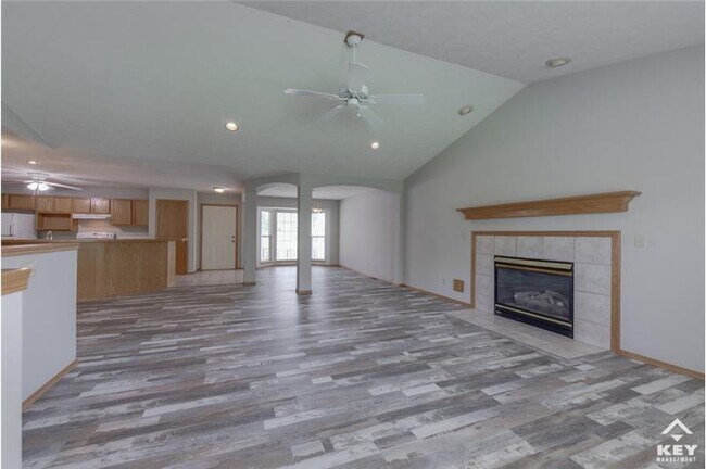 Building Photo - 565 N Bristol Ct