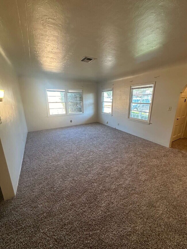 Building Photo - Charming 3 Bedroom, 2 Bath Home with Sunroom!