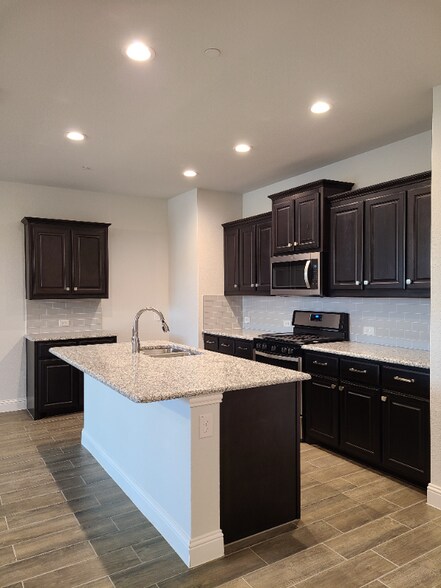 Building Photo - 6825 St Andrews Dr